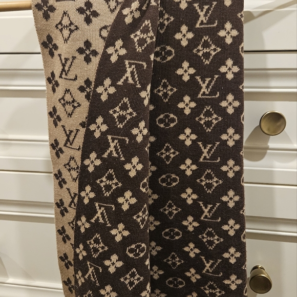 Ladies large brown and tan shawl - Picture 3 of 3